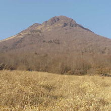 登山口から眺める由布岳。絶好の天気。
