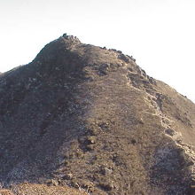 東峰。岩登りは無いが、尾根沿いに急な登山道あり。