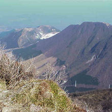 鶴見岳（右）、伽藍岳方面