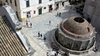 ピレ門から旧市街の中に入ると、すぐにある大きな噴水