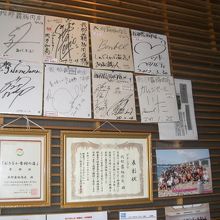 店内はサインがいっぱいでした