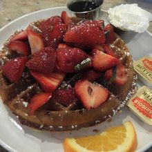 ワッフルにストロベリートッピング！うますぎる…！