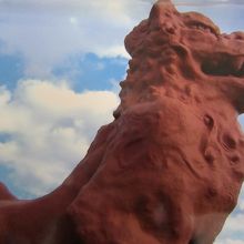 空にそびえるシーサー