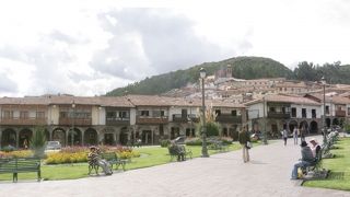 ベンチに座ってのんびりと