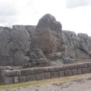 インカには珍しい自然石のままの遺跡です