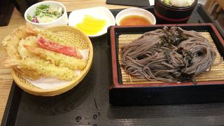 客待ちのそばやさん。