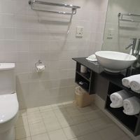 清潔でシンプルなバスルーム