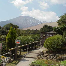 温泉入口。ここから眺める鶴見岳は絶景