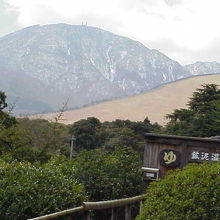 温泉入口。ここから眺める鶴見岳は絶景