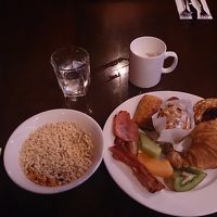 朝食ビュッフェ（左側のお皿は数種類のコーンフレーク）