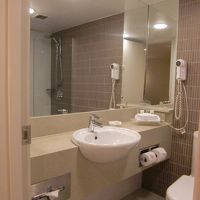 浴槽とシャワーもある（お湯もすぐ出る。ジャグジーはなし）