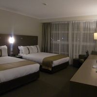 ツインの部屋。カーテンは閉めないと道路から丸見えなので注意