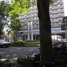 ケヤキの大木に囲まれる常盤平駅前広場