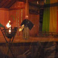 夕食時、能舞台を見ながら