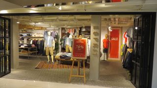 イギリス資本のデパート。衣料品がお勧め。