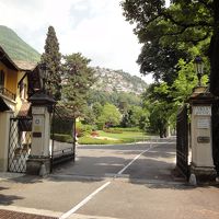 エントランスですが、ホテルの建物までは少し距離があります。