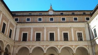 ピエロ　デラ　フランチェスカ　と　ラファエロの絵があります