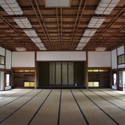 明治天皇の行幸の際に御在所として使われた二階の間は、日本庭園を見下ろす景色が抜群です。