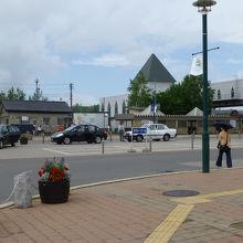 画面右半分の銀色の建物が跨線橋