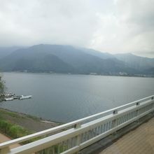 河口湖大橋を渡るところです。