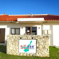 赤瓦の屋根にはシーサーもいます。白い外壁の沖縄風のお宿。