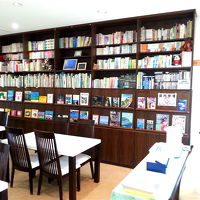 パブリックスペースには石垣島に関する本がいっぱいです。