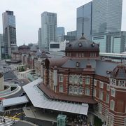 東京駅赤レンガ駅舎を望む展望庭園あり