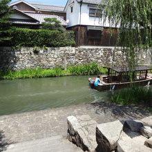 お堀をすすむ船