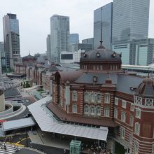東京駅赤レンガ駅舎の真横といった風情です．