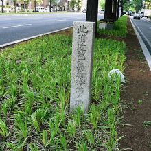 御堂筋の緑地帯の中にある「此附近芭蕉翁終焉の地」記念碑