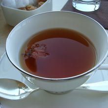 さくら紅茶　〜桜の塩漬けが入っていて美味しかった〜