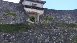 首里城　朱色と青空