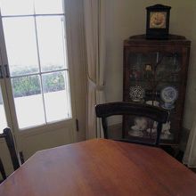 各部屋には多少の家具等が置かれています