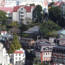 グラバー園の丘から見た12番館と活水学院