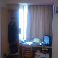 机がやや狭いです