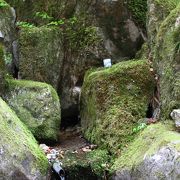 覚明水・・・くらがりの清水