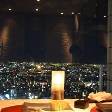 食事をしながら‥