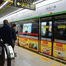 駅舎もホームも真新しくて清潔。