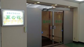 鹿児島空港のスカイラウンジは、明るい雰囲気