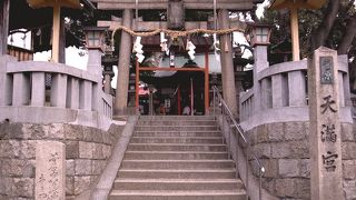 菅原道真が上陸した淀川の岸を「牛まわし」と名付け菅公の遺跡として言い伝えられています