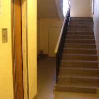 左は狭いエレベーター