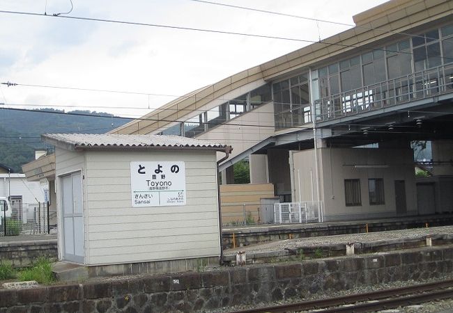 信越本線と飯山線の列車がやってきます