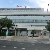 ホテルエントランス正面にアドリア海が望めます