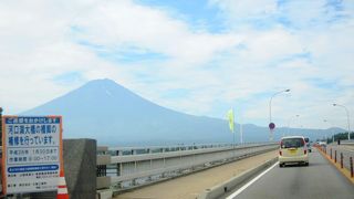 美しい景色とマッチした橋