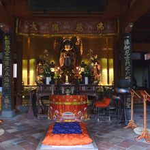 拝殿の中も色鮮やかです