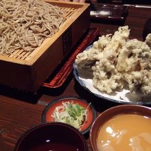へぎ蕎麦と舞茸天ぷら、とろろ汁