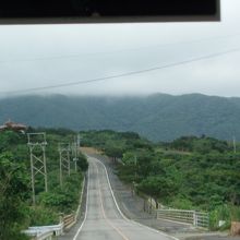 山頂に雨雲が…ここは島では貴重な水源です。雨よ降れ~