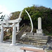海童神社 --- 五島列島にある神社です。「ナガスクジラ」の顎の骨でできた鳥居が珍しい所です。