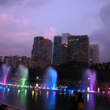 ツインタワーの目の前の噴水