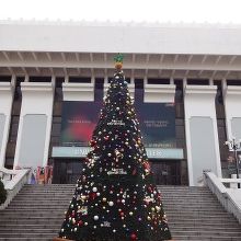 クリスマスには劇場前に大きなツリーがありました